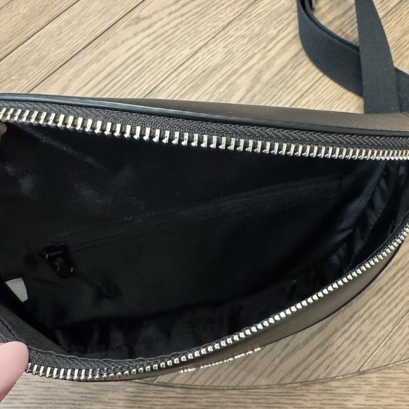 Lululemon Black Saddle Crossbody Bag - Picture 3 of 4
